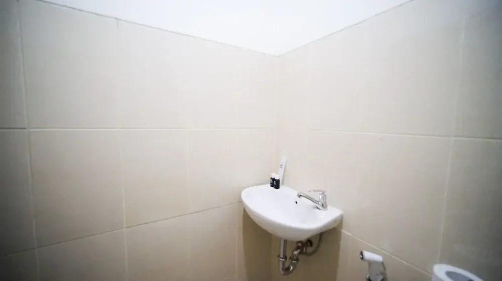 Сурабая: Best Location And Homey Studio At Bale Hinggil Apartment