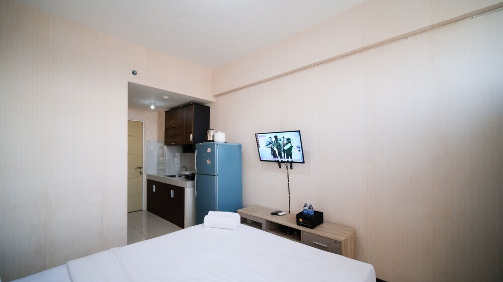 Сурабая: Best Location And Homey Studio At Bale Hinggil Apartment