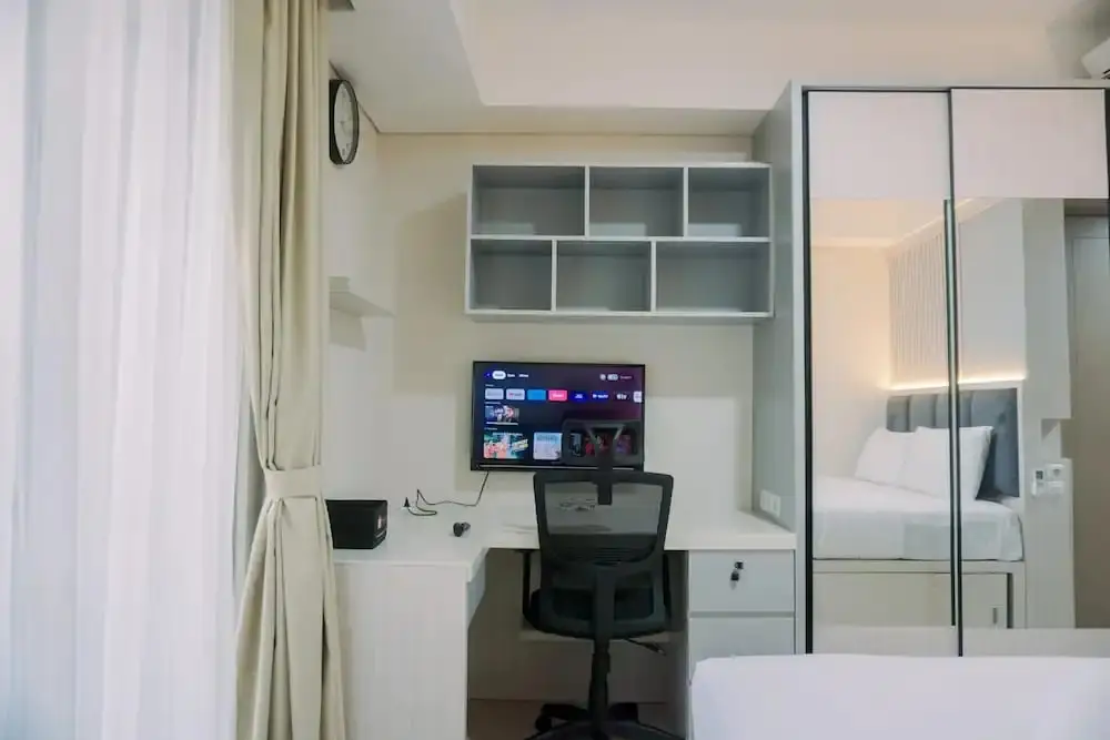 Джакарта: Homey And Warm Studio At 28Th Floor Gold Coast Apartment