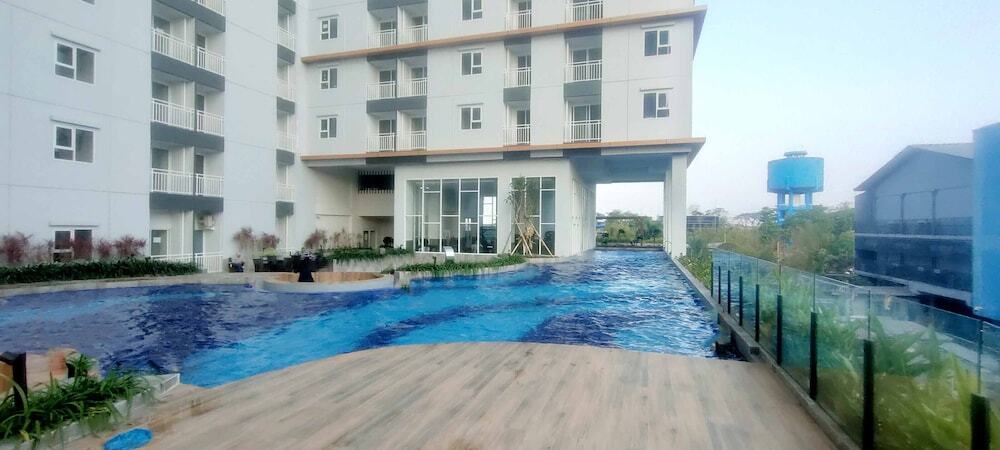 Сидоарджо: Homey And Comfy 2Br Apartment At Suncity Residence