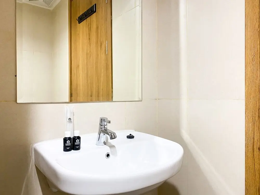 Бекаси: Modern Studio At Gateway Park Lrt City Bekasi Apartment