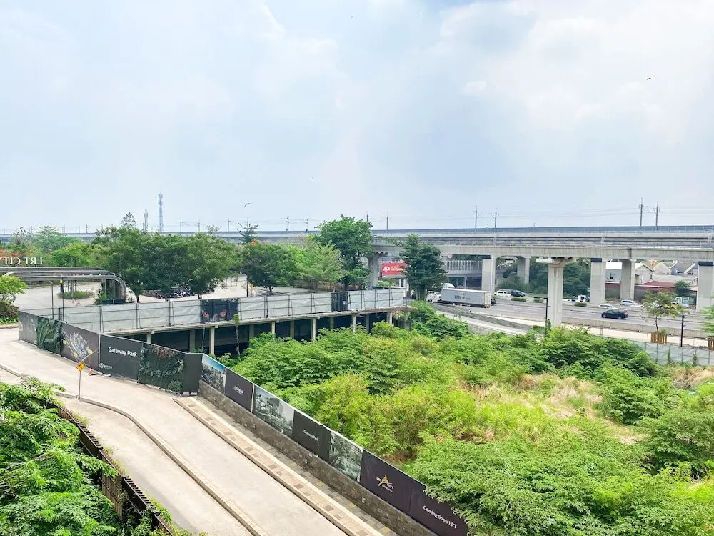 Бекаси: Modern Studio At Gateway Park Lrt City Bekasi Apartment