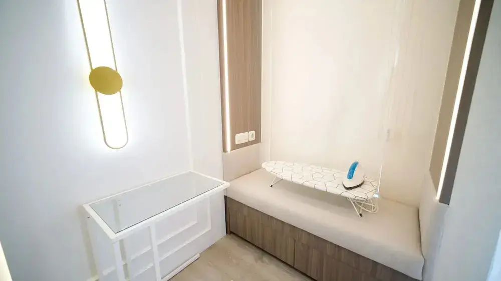 Сурабая: Modern And Cozy Studio At Benson Supermall Mansion Apartment