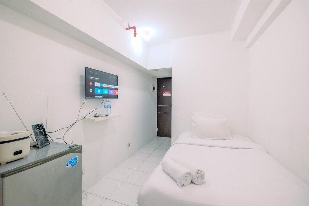 Бекаси: Simply Look Studio At Mont Blanc Bekasi Apartment