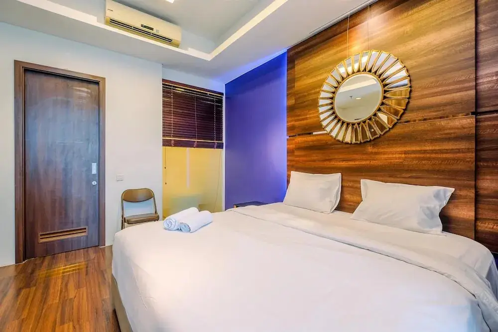 Джакарта: Homey Penthouse 3Br With Extra Room Kemang Village Apartment