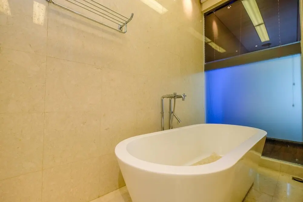 Джакарта: Homey Penthouse 3Br With Extra Room Kemang Village Apartment