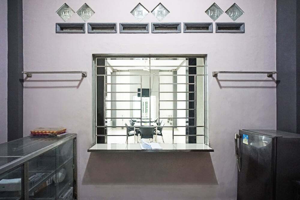Медан: OYO 93355 Maestro Home Syariah
