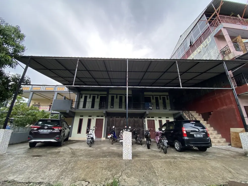 Паре-Паре: OYO 93414 Wisma Ratu Syariah Near SMP Negeri 2 Watang Pulu