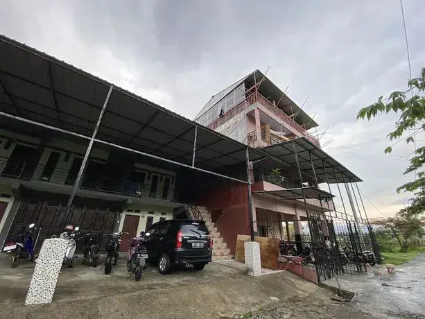 Паре-Паре: OYO 93414 Wisma Ratu Syariah Near SMP Negeri 2 Watang Pulu