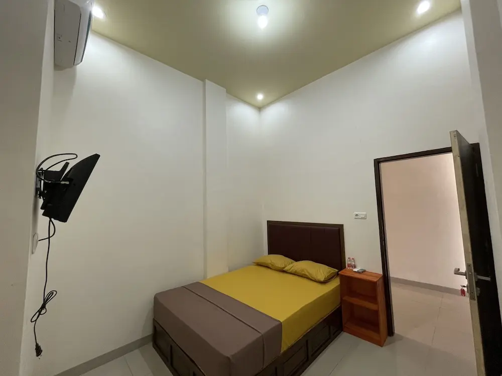 Паре-Паре: OYO 93414 Wisma Ratu Syariah Near SMP Negeri 2 Watang Pulu