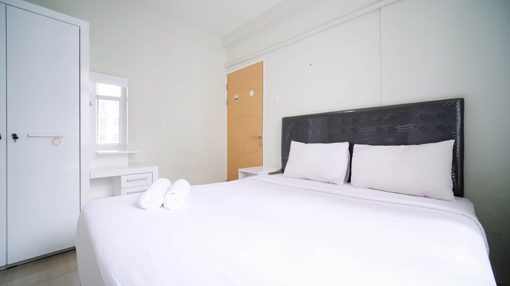 Сурабая: Best Location And Comfy 2Br At Bale Hinggil Apartment