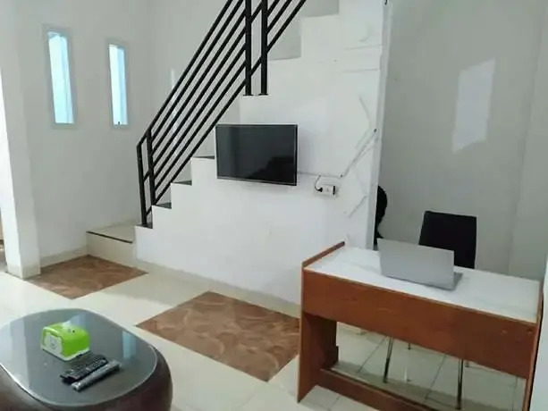 Джамби: OYO 93476 Owo Guest House Syariah