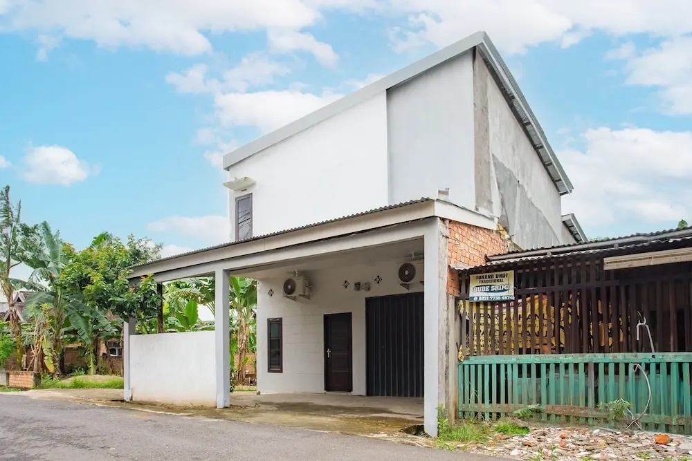 Джамби: OYO 93476 Owo Guest House Syariah
