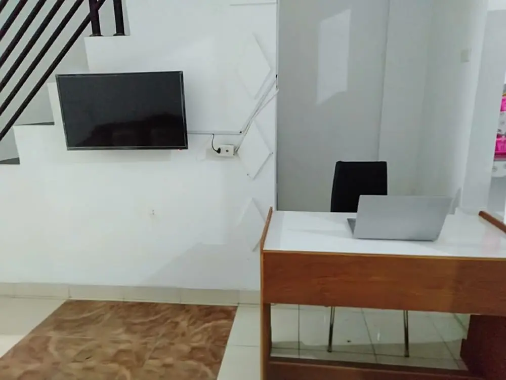 Джамби: OYO 93476 Owo Guest House Syariah