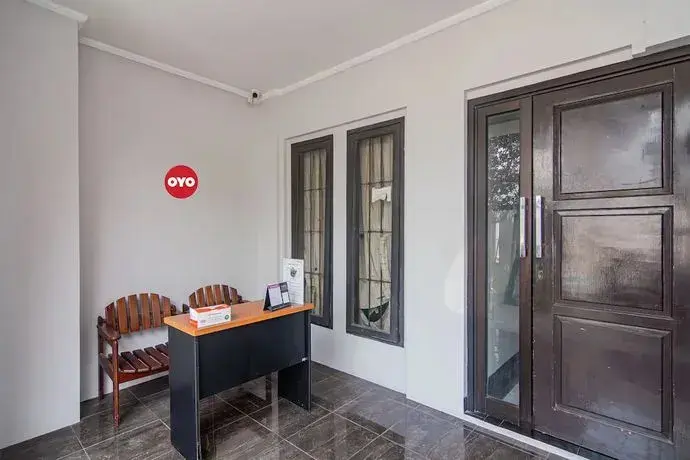Джакарта: OYO 93500 Rizki Residence TOS Syariah Near PT Bank KB Bukopin Tbk