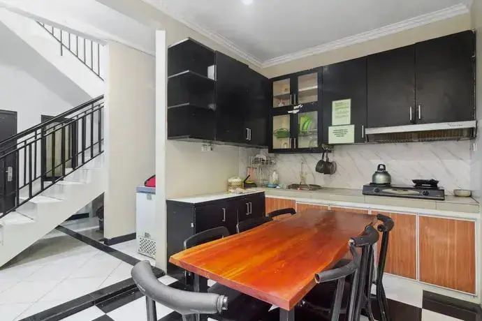 Джакарта: OYO 93500 Rizki Residence TOS Syariah Near PT Bank KB Bukopin Tbk
