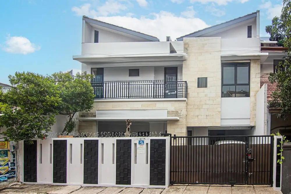 Джакарта: OYO 93500 Rizki Residence TOS Syariah Near PT Bank KB Bukopin Tbk