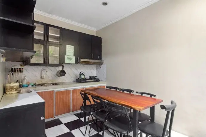 Джакарта: OYO 93500 Rizki Residence TOS Syariah Near PT Bank KB Bukopin Tbk