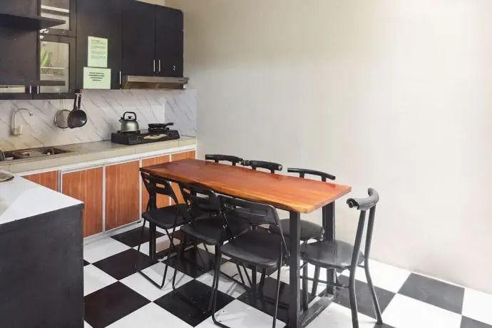 Джакарта: OYO 93500 Rizki Residence TOS Syariah Near PT Bank KB Bukopin Tbk