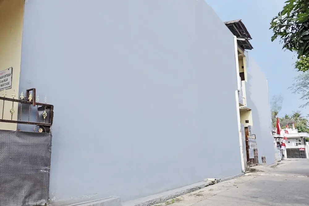 Караванг: OYO Life 92936 Kost Teteh Erni Karawang