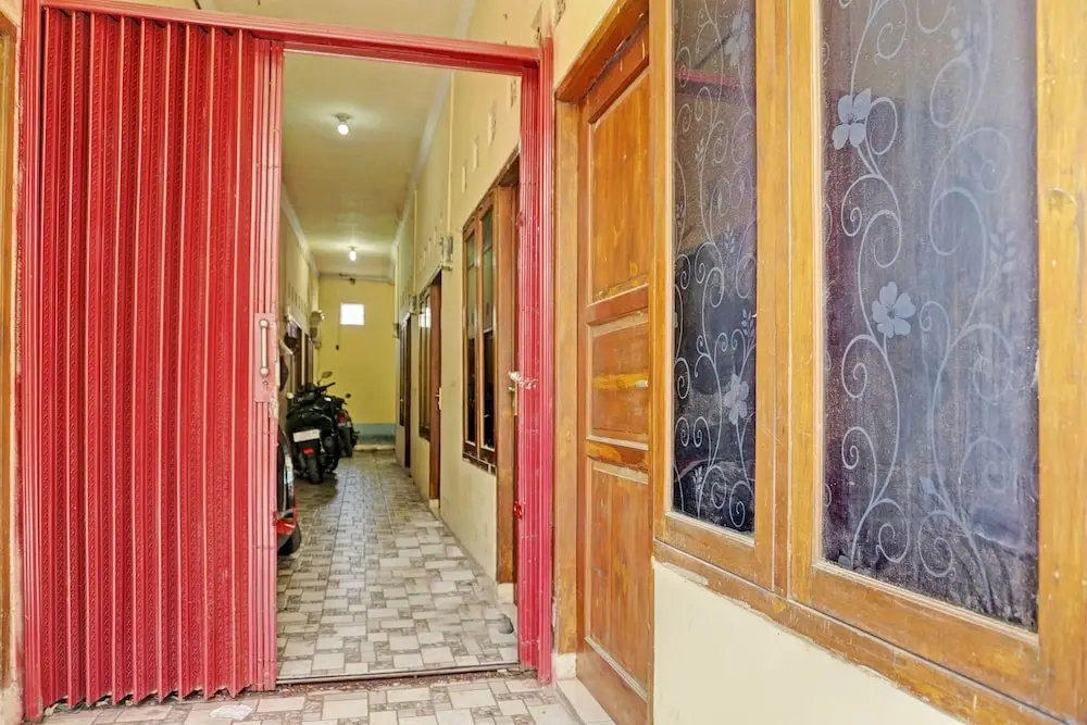 Караванг: OYO Life 92936 Kost Teteh Erni Karawang