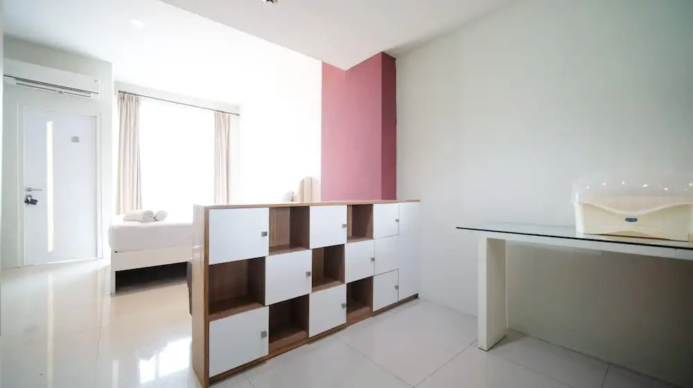 Сурабая: Best Choice And Homey Studio At The Square Apartment
