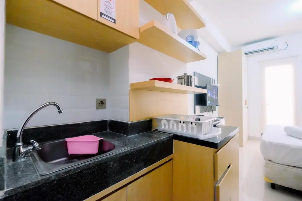 Депок: Well Designed Studio Room Transpark Cibubur Apartment