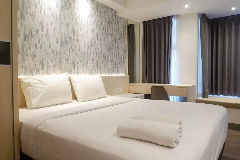 Сурабая: Modern Look Studio at Apartemen Superm