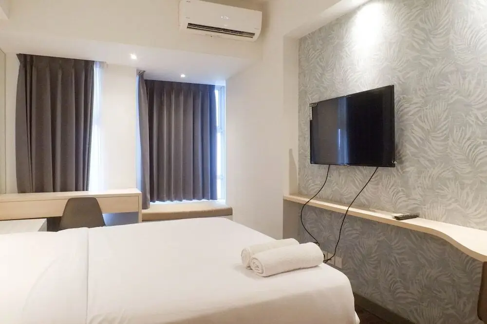 Сурабая: Modern Look Studio at Apartemen Superm
