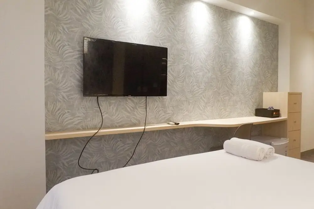 Сурабая: Modern Look Studio at Apartemen Superm