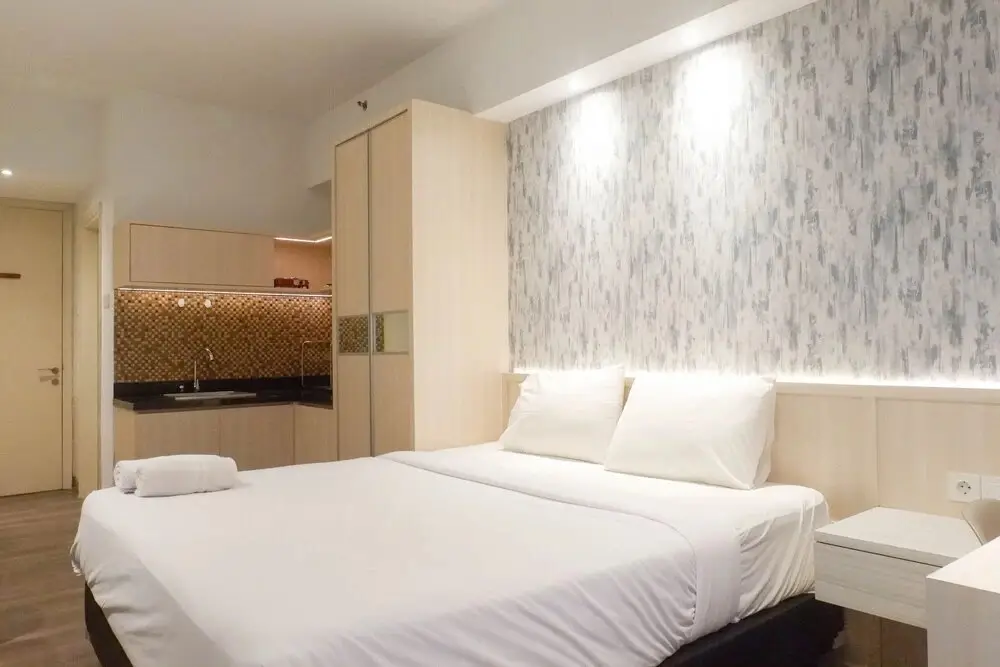 Сурабая: Modern Look Studio at Apartemen Superm