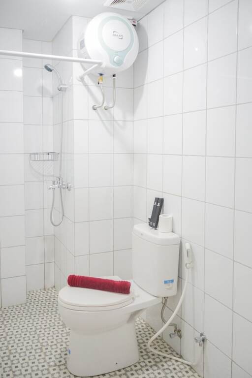 Южный Тангеранг: Comfy and Stylish 2BR Emerald Bintaro Apartment