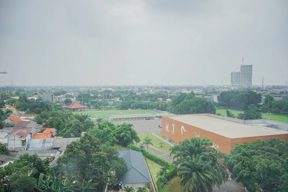 Южный Тангеранг: Elegant and Comfy 2BR Emerald Bintaro Apartment
