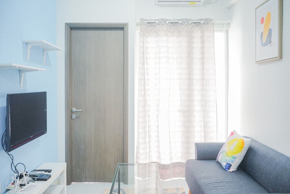 Южный Тангеранг: Elegant and Comfy 2BR Emerald Bintaro Apartment