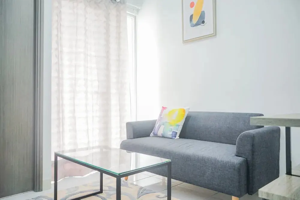 Южный Тангеранг: Elegant and Comfy 2BR Emerald Bintaro Apartment