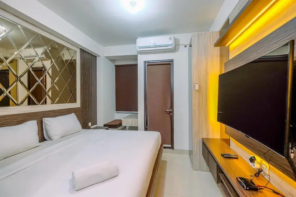 Депок: Warm And Minimalist Studio Room Transpark Cibubur Apartment