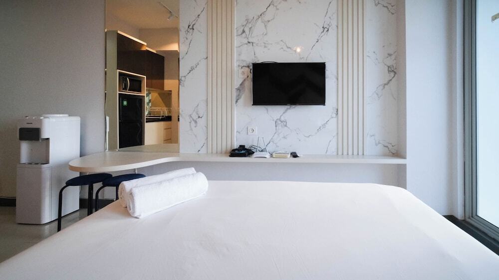 Сурабая: Comfy Studio (No Kitchen) Apartment At Benson Supermall Mansion