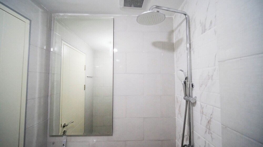 Сурабая: Comfy Studio (No Kitchen) Apartment At Benson Supermall Mansion