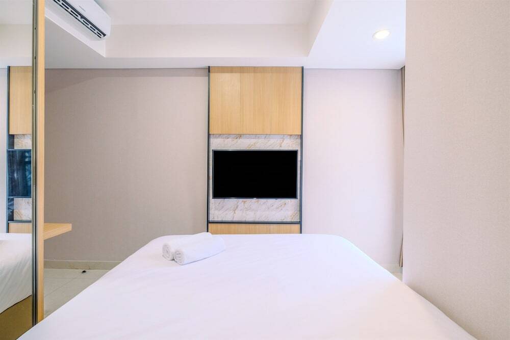 Джакарта: Stylish 1Br At Gold Coast Apartment