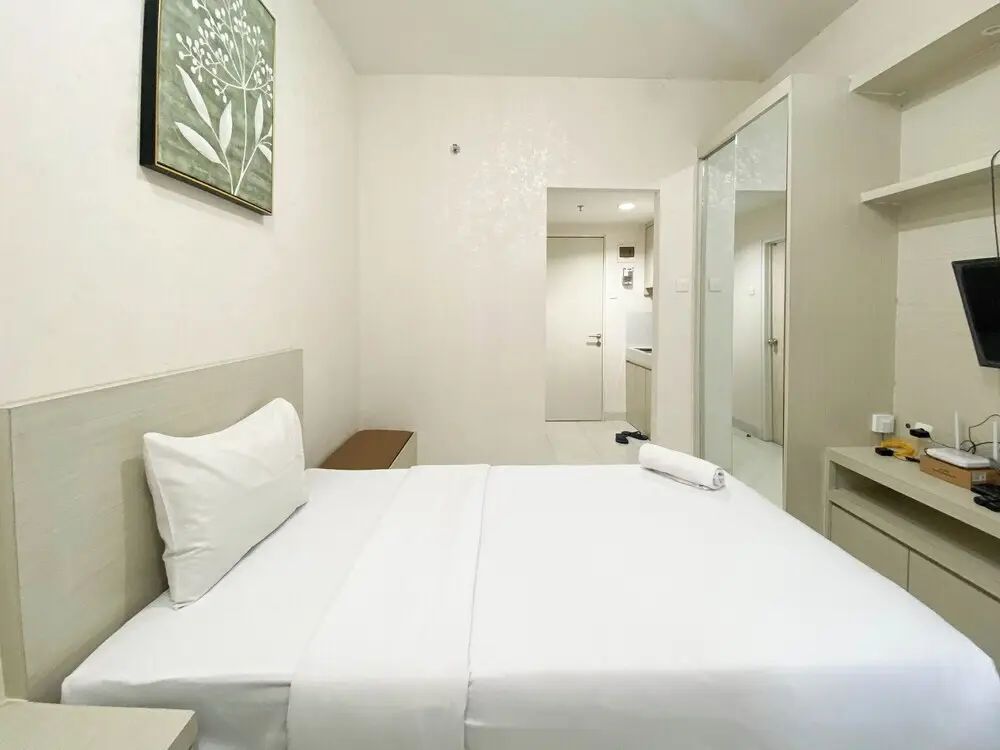 Minimalist And Homey Studio Room At Amartha View Apartment — фото 1