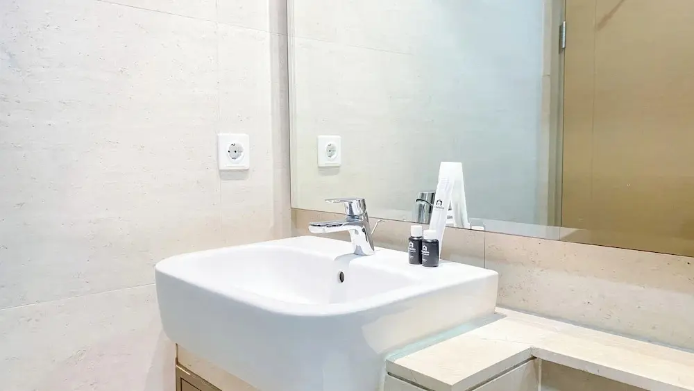 Джакарта: Cozy Stay Studio At Gold Coast Apartment