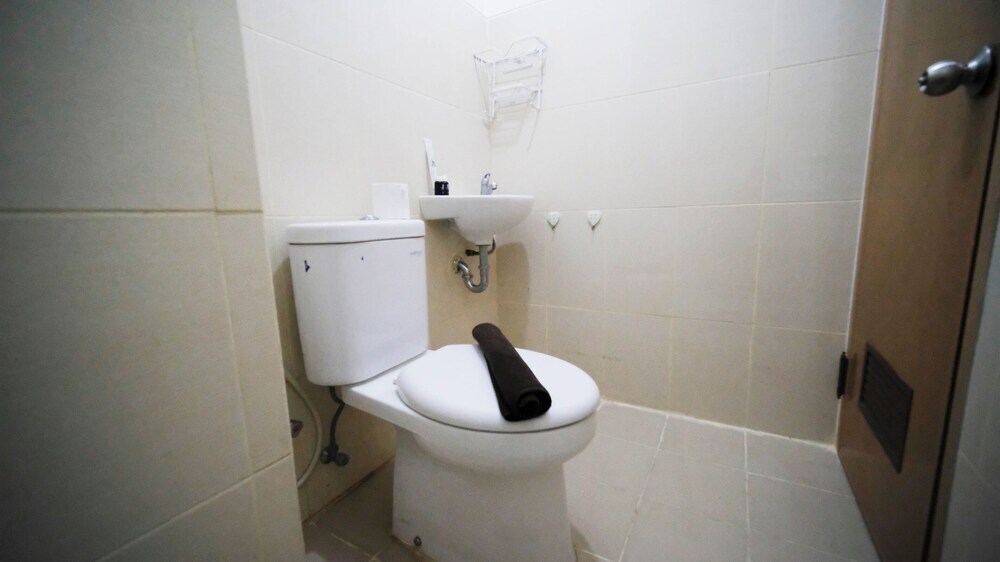 Сурабая: Spacious 2Br Combine Unit At Bale Hinggil Apartment
