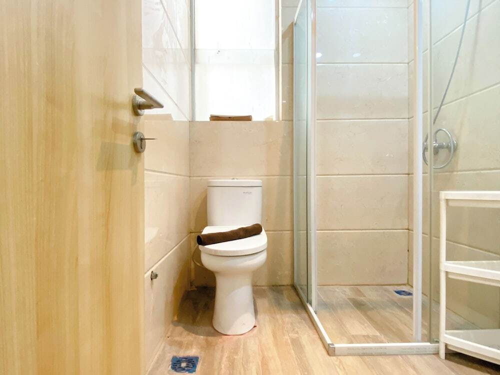 Чикаранг: Comfort 2Br At Crown Court Executive Condominium Apartment
