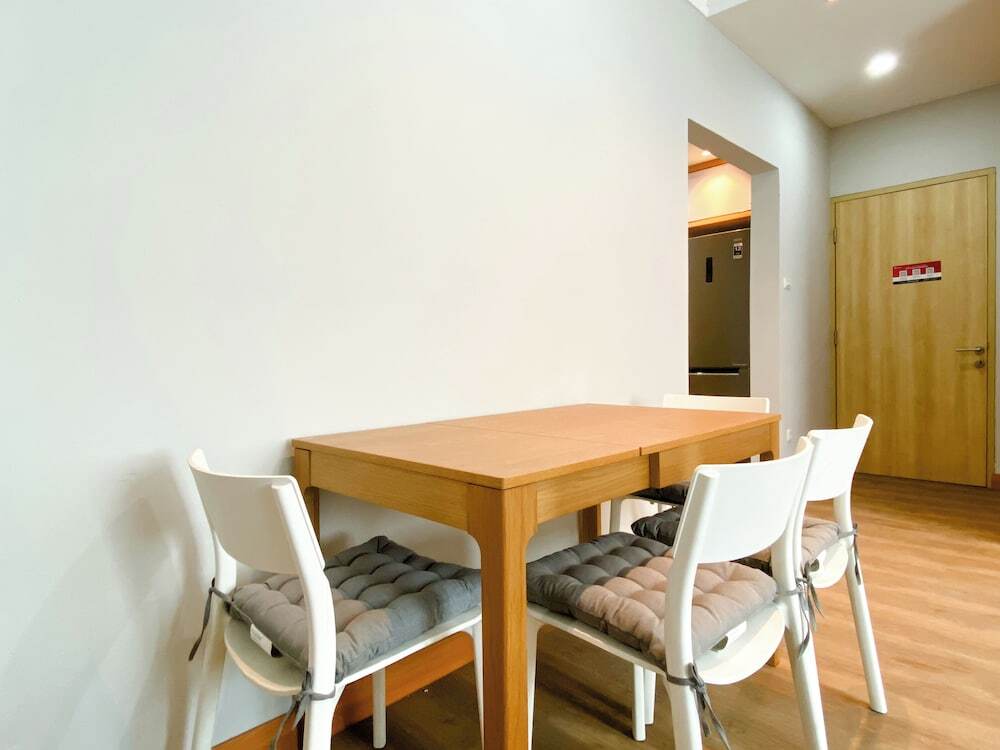 Чикаранг: Comfort 2Br At Crown Court Executive Condominium Apartment