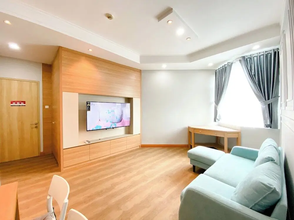 Чикаранг: Comfort 2Br At Crown Court Executive Condominium Apartment