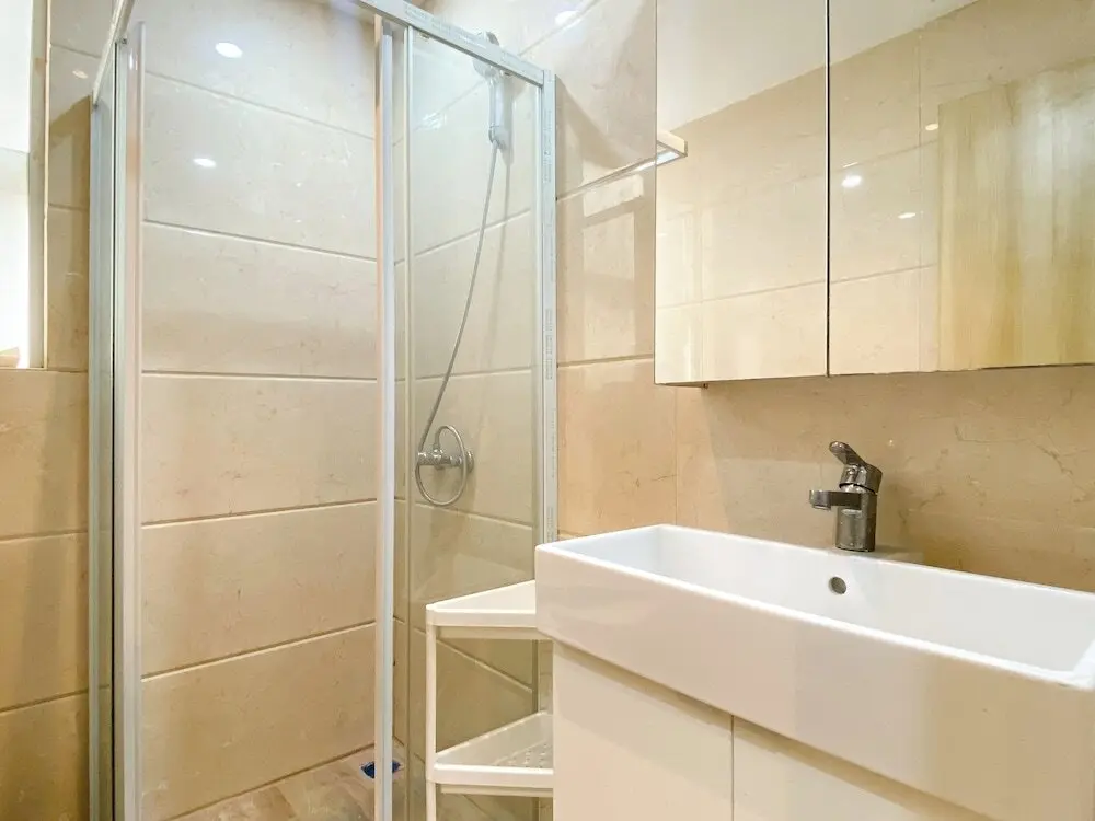 Чикаранг: Comfort 2Br At Crown Court Executive Condominium Apartment