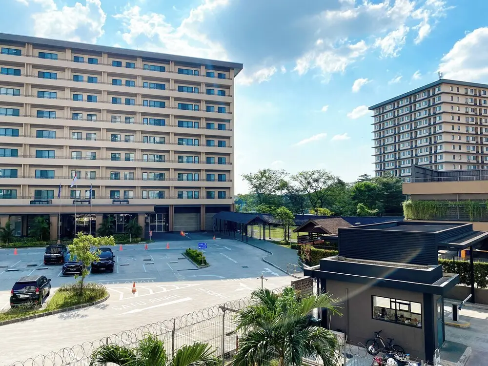 Чикаранг: Comfort 2Br At Crown Court Executive Condominium Apartment