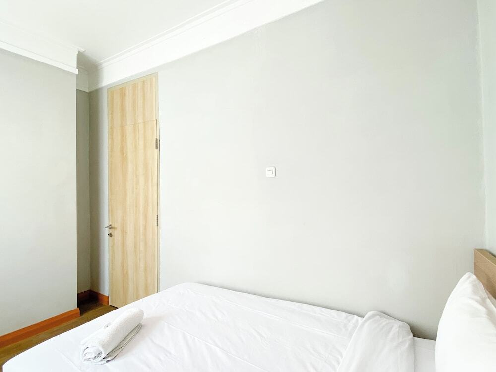 Чикаранг: Comfort 2Br At Crown Court Executive Condominium Apartment