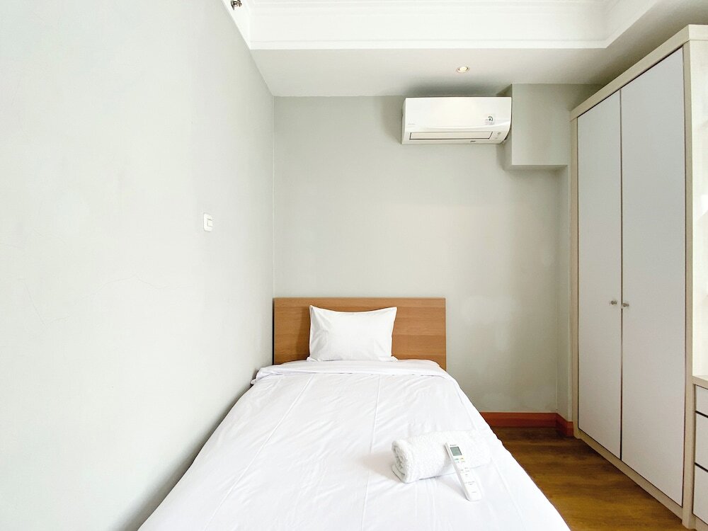 Чикаранг: Comfort 2Br At Crown Court Executive Condominium Apartment