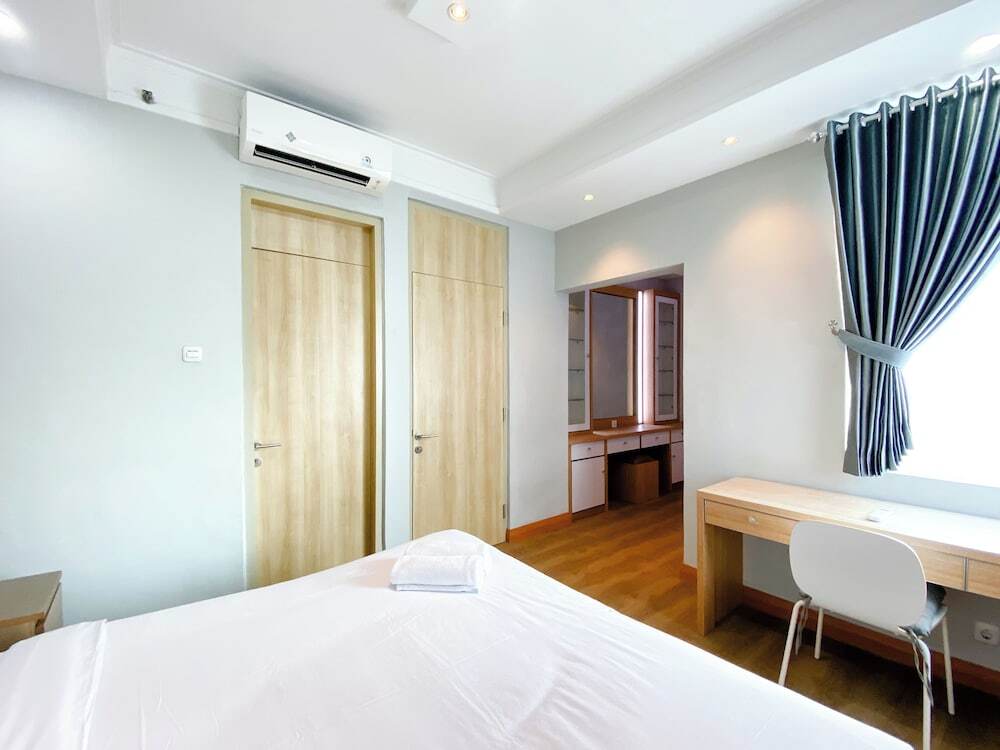 Чикаранг: Comfort 2Br At Crown Court Executive Condominium Apartment